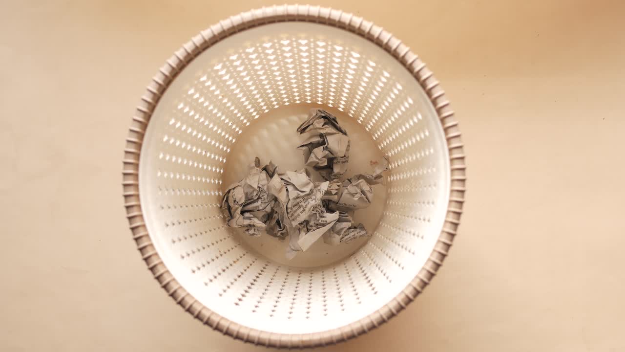 채소 를 쓰레기통 에 던지는 것