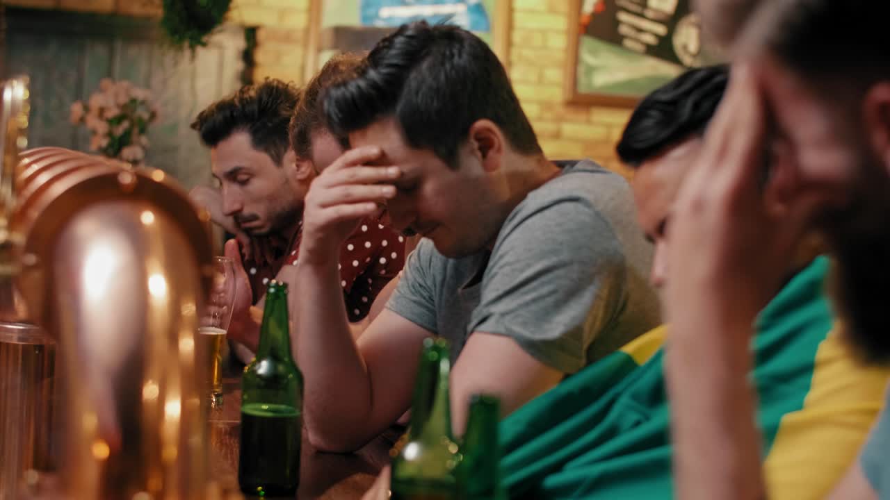 축구 팬 들 은 패배 에 대해 나쁜 마음 을 느 ⁇ 다