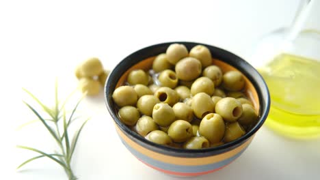 aceitunas verdes en un cuenco con aceite de oliva
