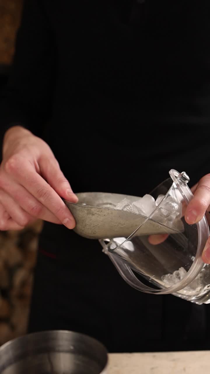 preparando un cóctel