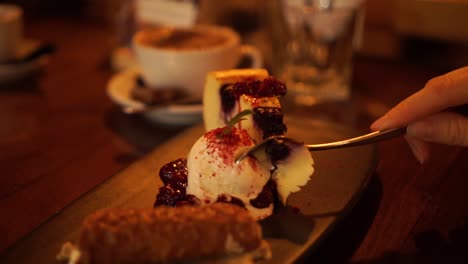 Cámara-Lenta---Mujer-Comiendo-Postre-De-Pastel-De-Queso-Dulce-Con-Helado-Con-Cuchara-En-Un-Acogedor-Restaurante-De-Lujo---Cerrar