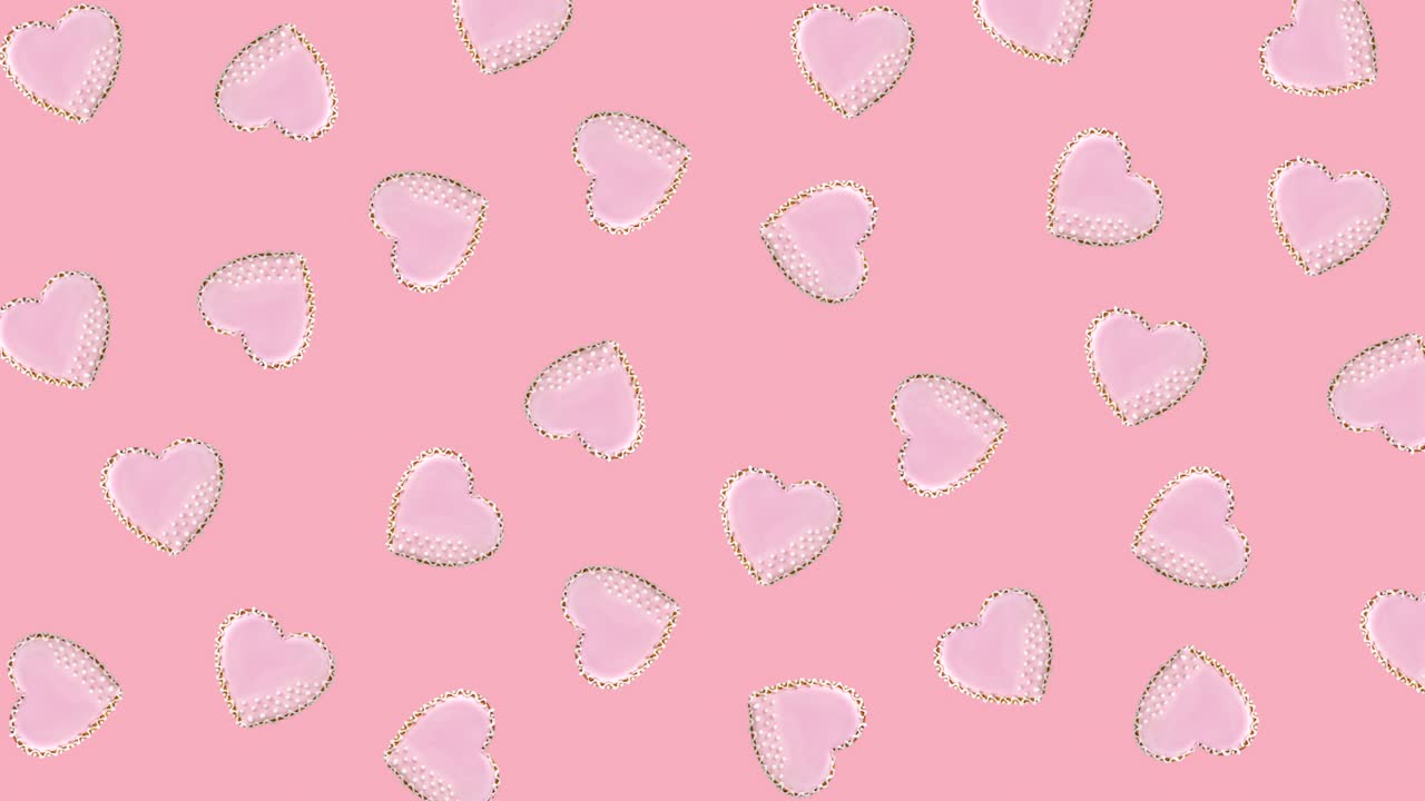 심장 모양의 쿠키는 분홍색 글레이즈로 장식되어 파스텔 바탕에 흔들립니다.