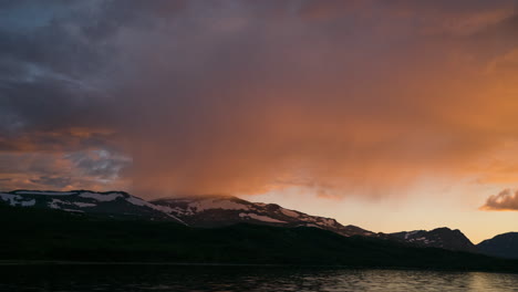 Zeitraffer-Von-Sturmwolken,-Die-Sich-Bei-Sonnenuntergang-über-Einem-Schneebedeckten-Berg-Aufbauen