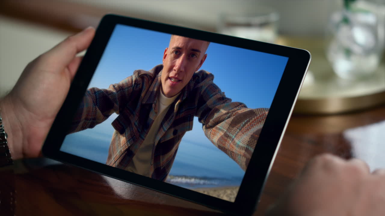 Uomo con tablet sulla spiaggia