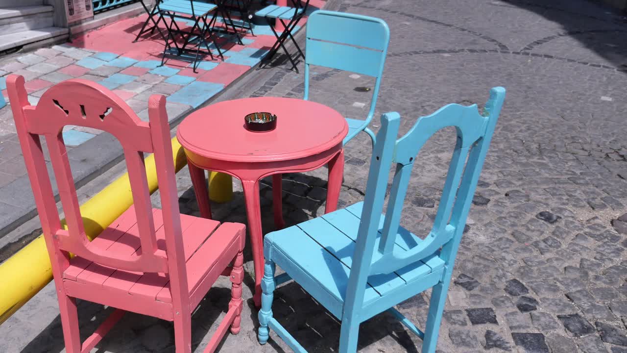 도시 거리에서 다채로운 야외 카페 좌석