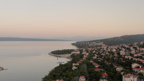 Ferienhäuser-Am-Meer-In-Novi-Vinodolski,-Adriaküste,-Kroatien,-Sonnenaufgang,-Ruhiger-Morgen-Am-Meer,-Berge,-Häuser,-Ferienwohnungen,-Tourismus,-Beliebte-Urlaubsziele,-Sommer-Auf-Dem-Balkan