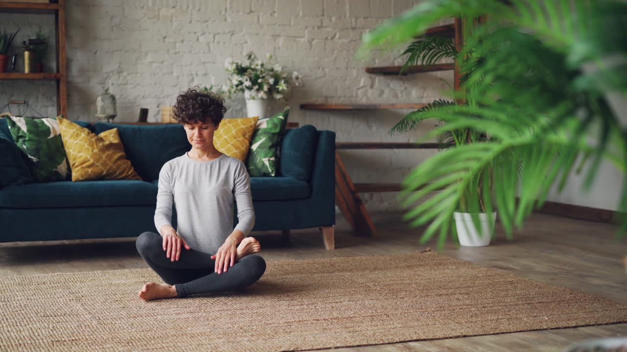 Donna che pratica yoga a casa