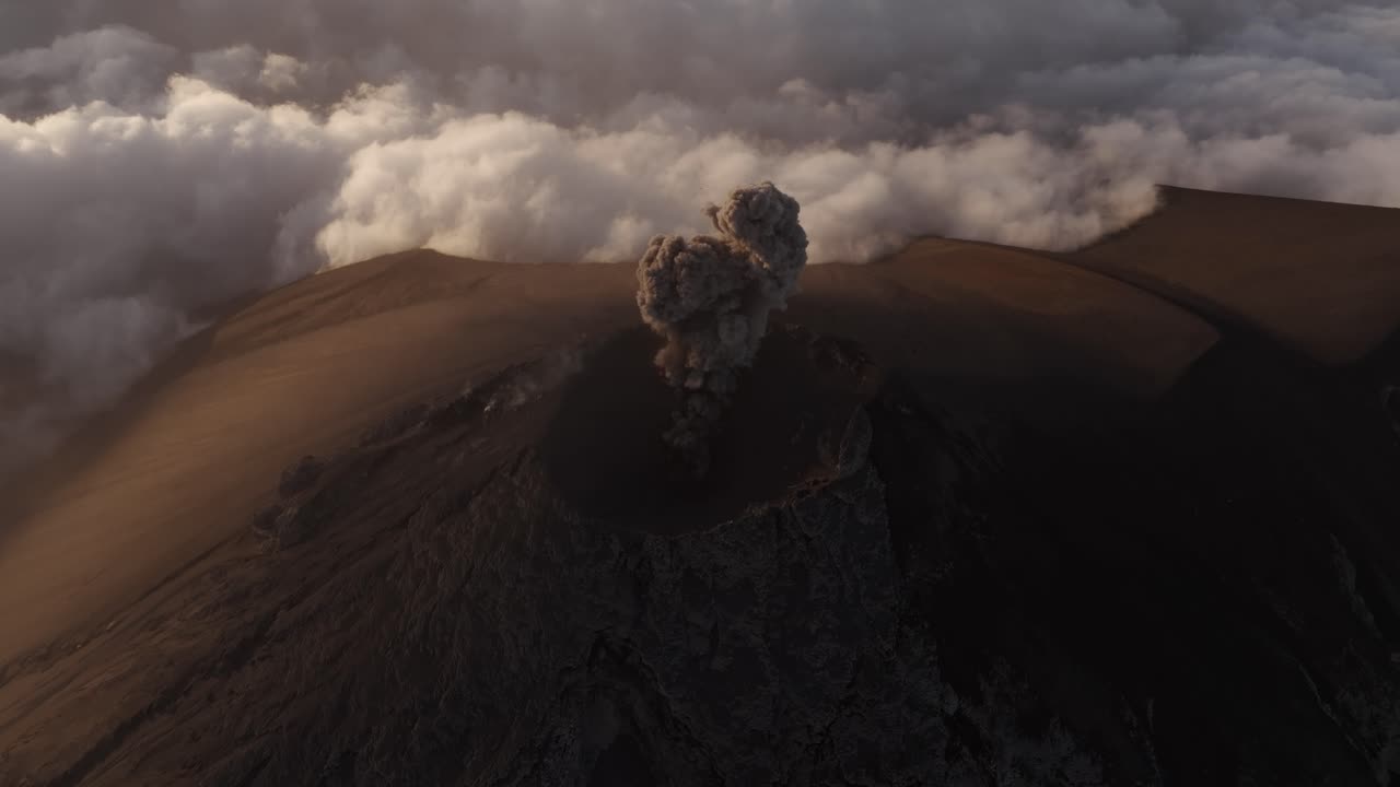 Vista aérea del Volcán de Fuego en erupción activa, capturando la fuerza bruta de la naturaleza en las tierras altas volcánicas de Guatemala