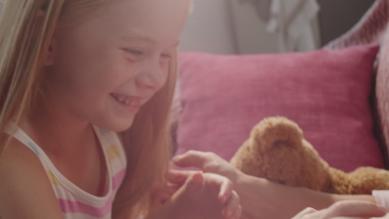 ребенок касается картины в форме сердца на животе беременной женщины.