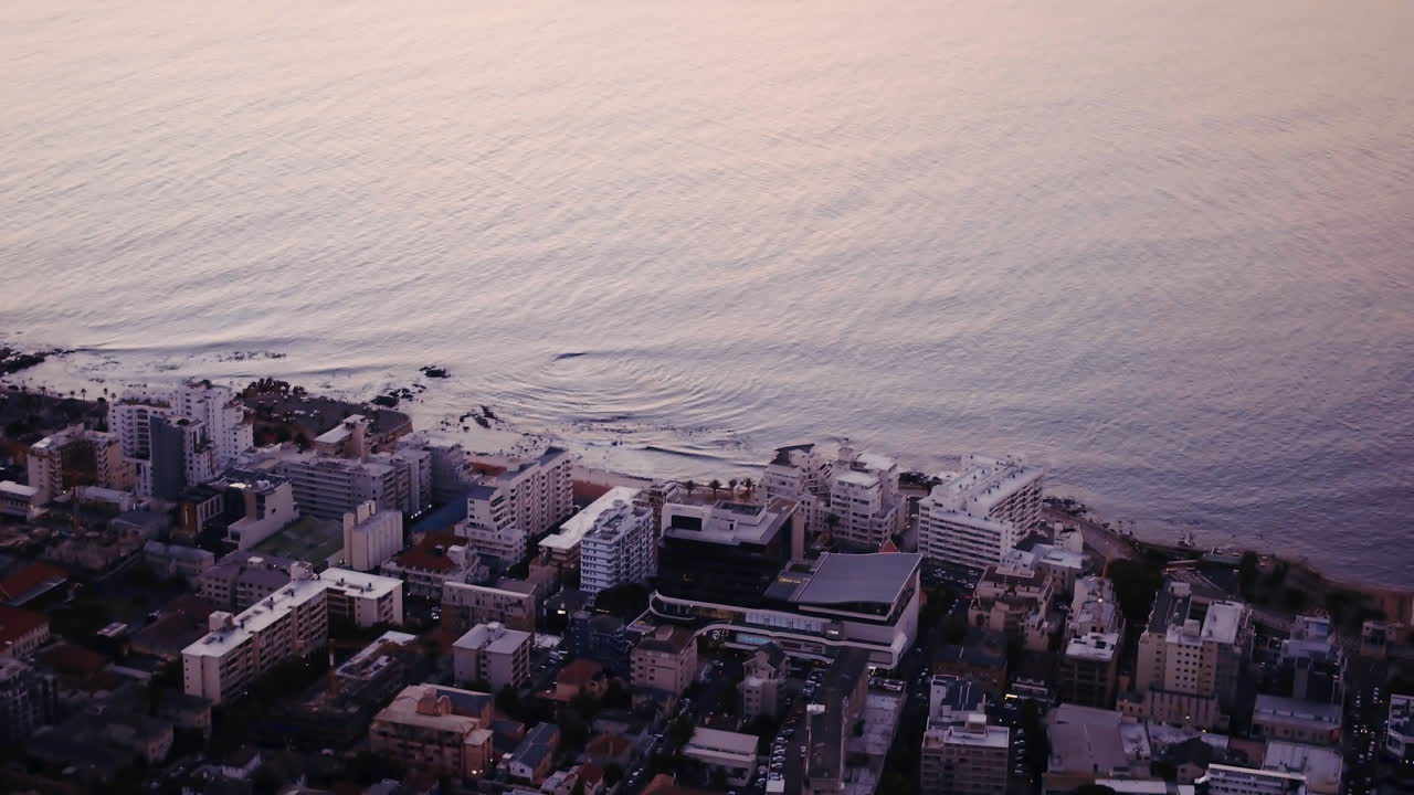 바쁜 도시는 평온한 바다를 따라 휴식합니다.