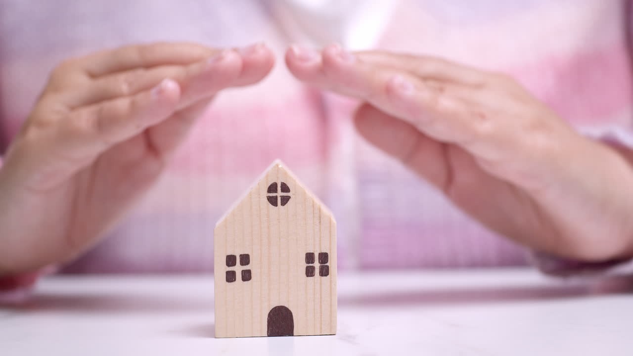 손은 집을 고 있습니다.