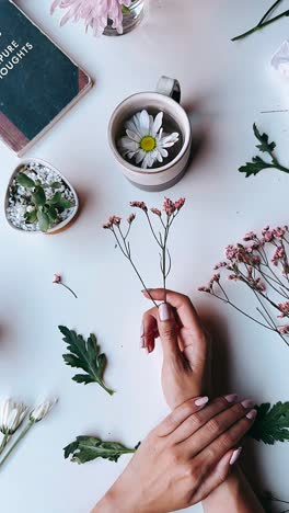 arreglo floral y puesta de mesa acogedora