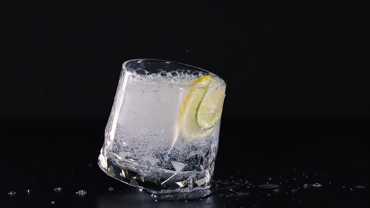 soda vertida en un vaso con una rebanada de limón