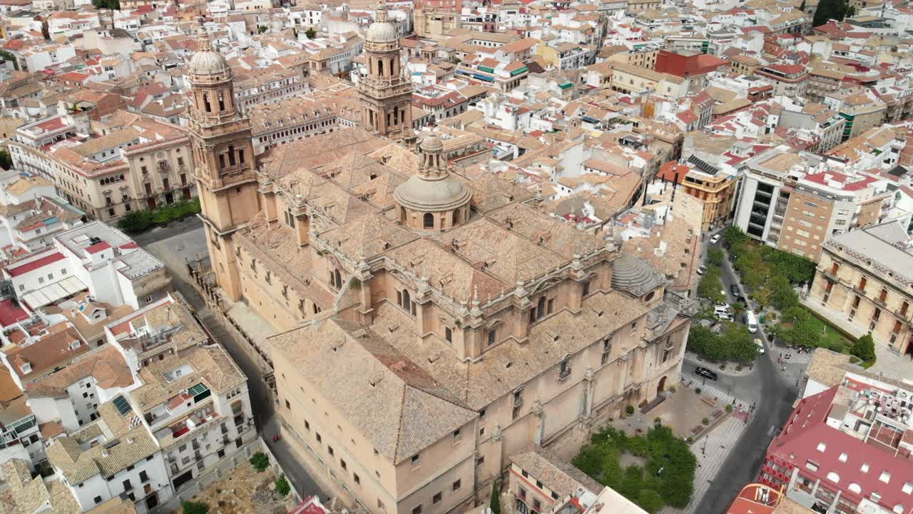 스페인 하엔 성당, 카테드랄 데 하엔, nd 필터를 사용하여 4k 24fps에서 드론으로 이 오래된 교회의 비행 촬영 또한 하엔의 구시가지를 볼 수 있습니다