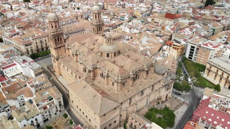 España-Catedral-De-Jaén,-Catedral-De-Jaén,-Tomas-Voladoras-De-Esta-Antigua-Iglesia-Con-Un-Dron-A-4k-24fps-Usando-Un-Filtro-Nd-También-Se-Puede-Ver-El-Casco-Antiguo-De-Jaén