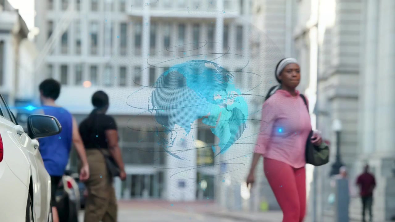 Globo olografico che appare sopra la strada, con pendolari che passano mentre una sovrapposizione mostra dati tecnologici.