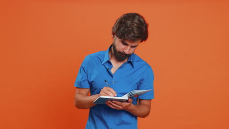 hombre árabe pensativo haciendo notas, escribiendo pensamientos con pluma en un cuaderno de notas, buena idea