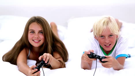 hermanos jugando videojuegos juntos