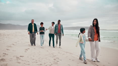 Gran-Familia,-Tomados-De-La-Mano-Y-Caminando-Por-La-Playa