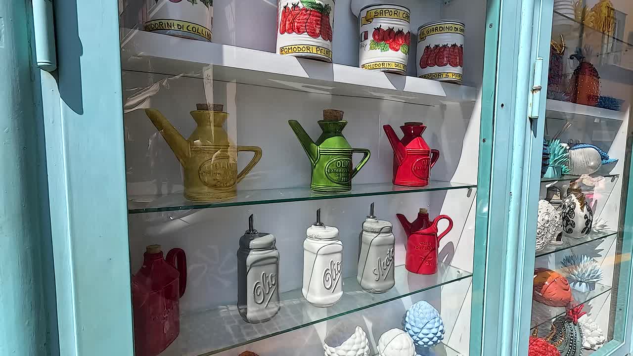 exhibición de vibrantes recuerdos de cerámica en sorrento, italia