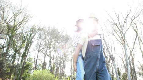 Pareja-De-Agricultores-Abrazándose