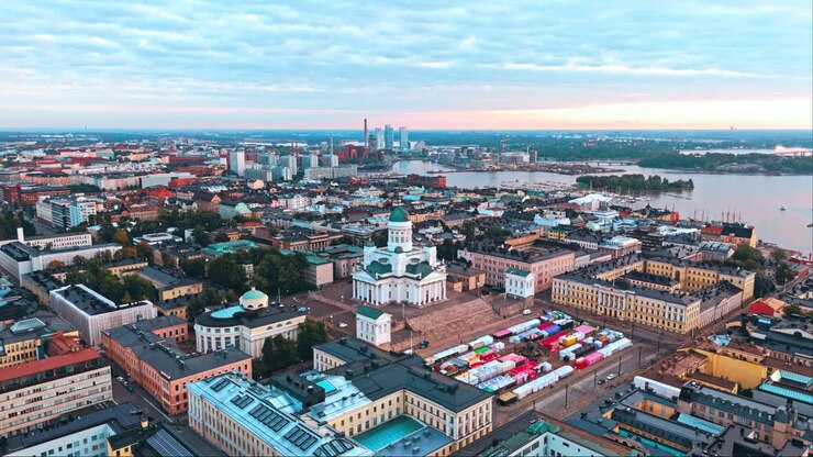 Cattedrale di Helsinki e Helsinki centrale all'alba, arcipelago, mare, lago, foresta e città sullo sfondo, telecamera in orbita