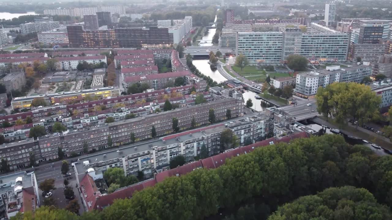 멋진 암스테르담의 교외에 있는  ⁇ 은 지붕의 집들 중간에 운하가 있는 오후, 공중 전망