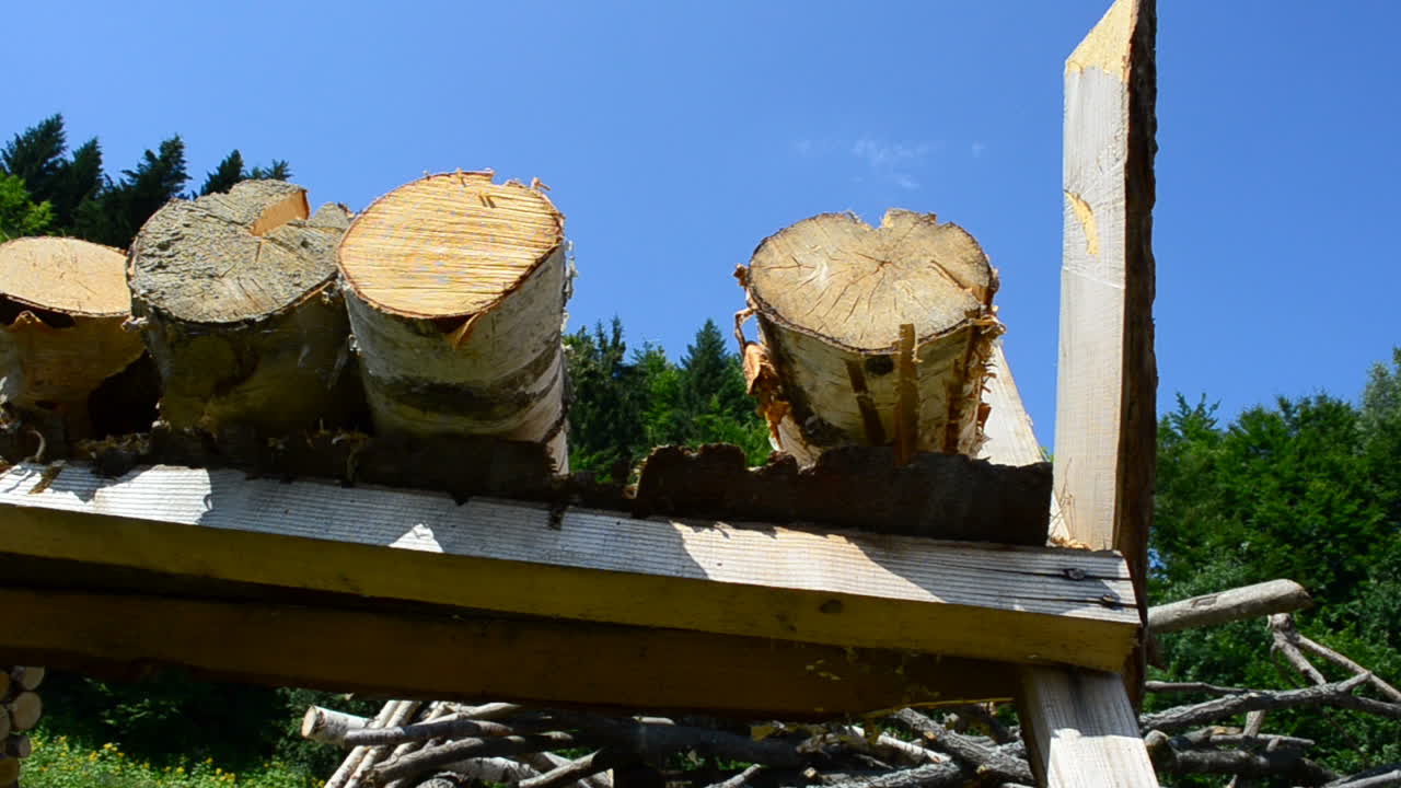 Brennholz im Hof. Hintergrund aus Brennholz.