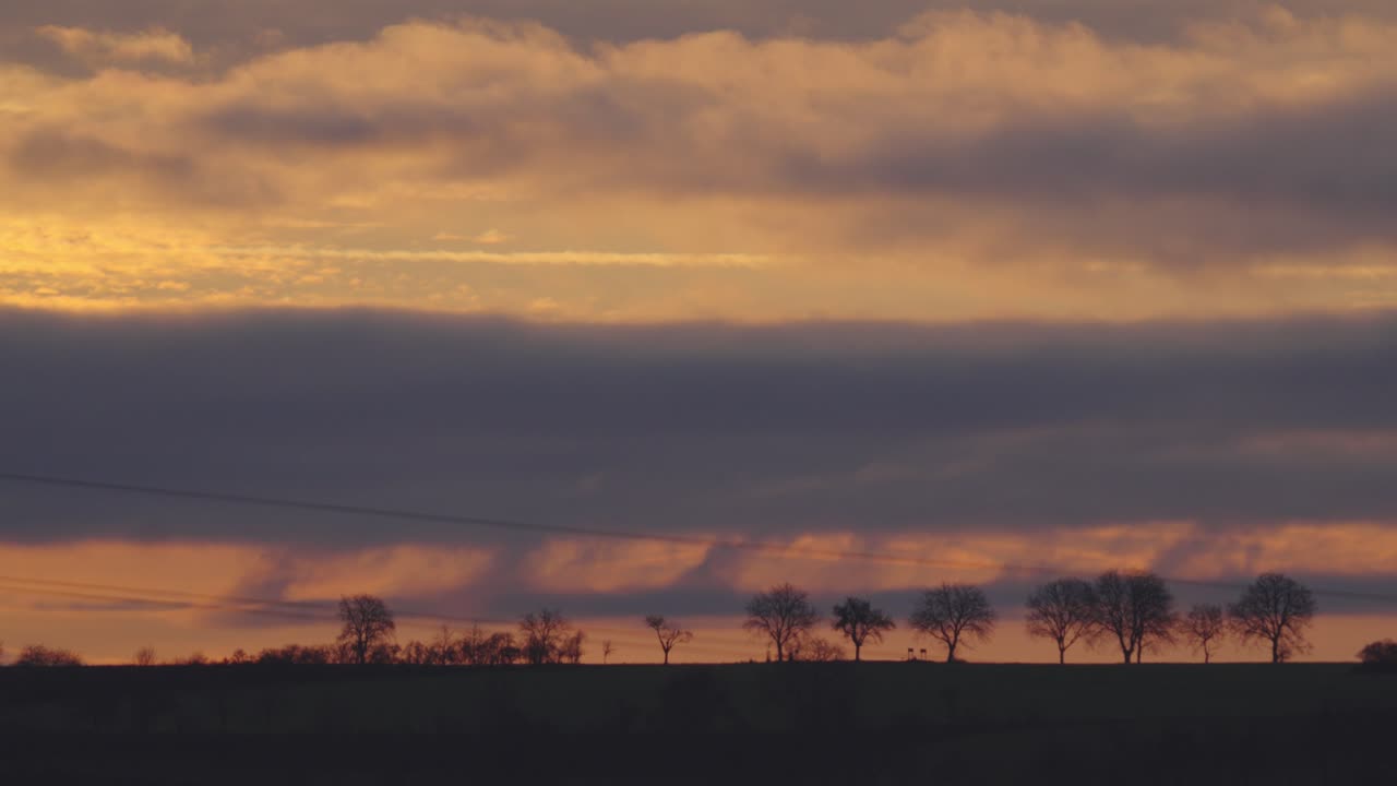 lapso de tiempo de puesta de sol o amanecer, nubes naranjas en movimiento y hermoso paisaje natural horizonte