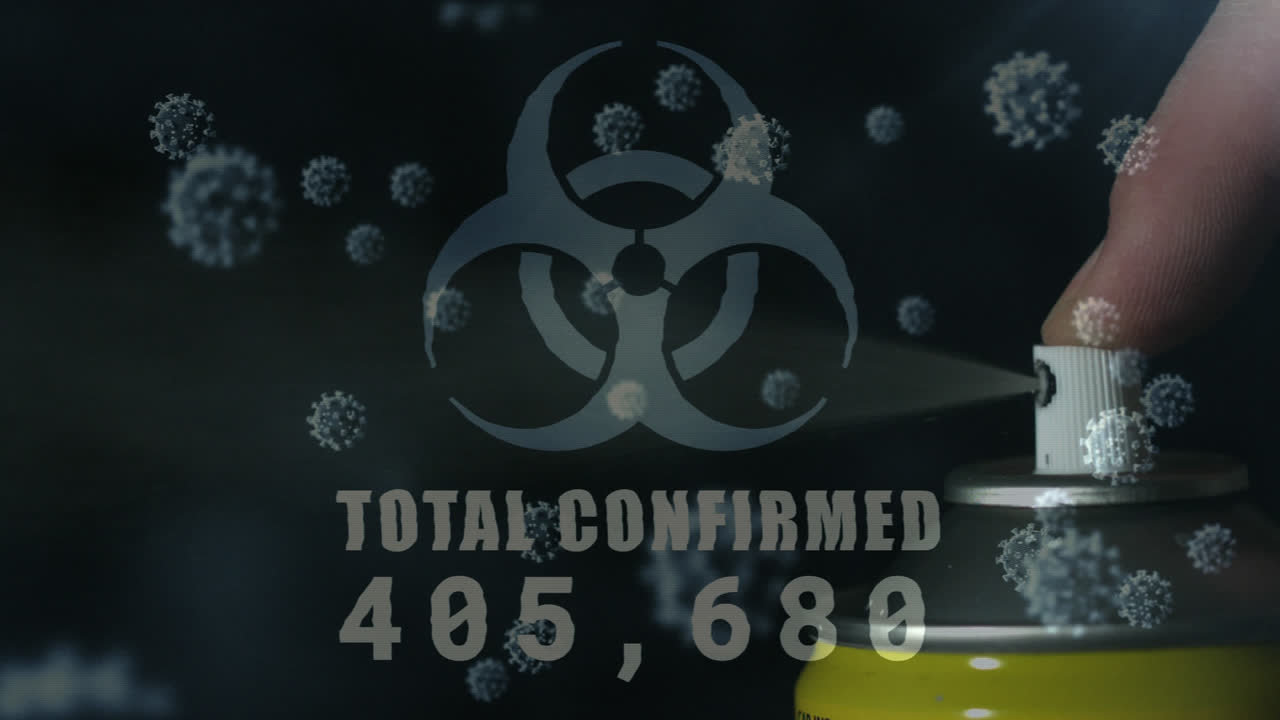 스프링클러를 사용하는 손에 대항하여 상승하는 전체 확인된 숫자를 가진 위험 표지판