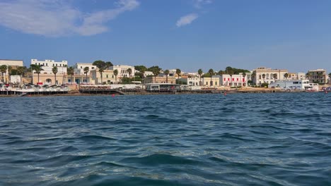 Costa-De-Santa-Maria-Di-Leuca-Ciudad-Del-Sur-De-Italia-Vista-Desde-Un-Velero-Que-Se-Desplaza-A-Lo-Largo-De-La-Costa-Jónica-De-Salento-En-Apulia,-Italia