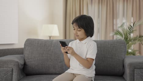 Niño-Indio-Feliz-Charlando-Con-Alguien-Por-Teléfono