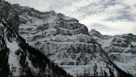 Klöntalersee-Schweiz-Glarus-Luftaufnahme-Der-Berggipfel-Nach-Oben-Blick-Seitwärts-Flug