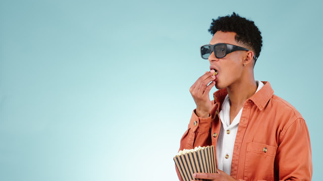 3d, gafas y hombre con palomitas de maíz en el cine