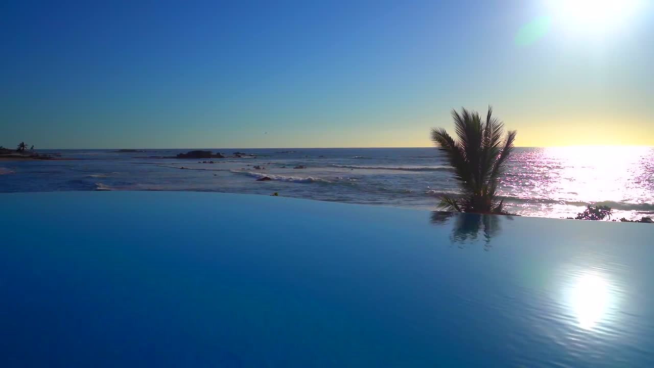 Ein entspannender Infinity-Pool mit Meerblick