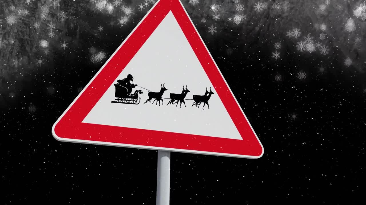 animación de una señal de carretera con santa claus en trineo con renos sobre la nieve que cae