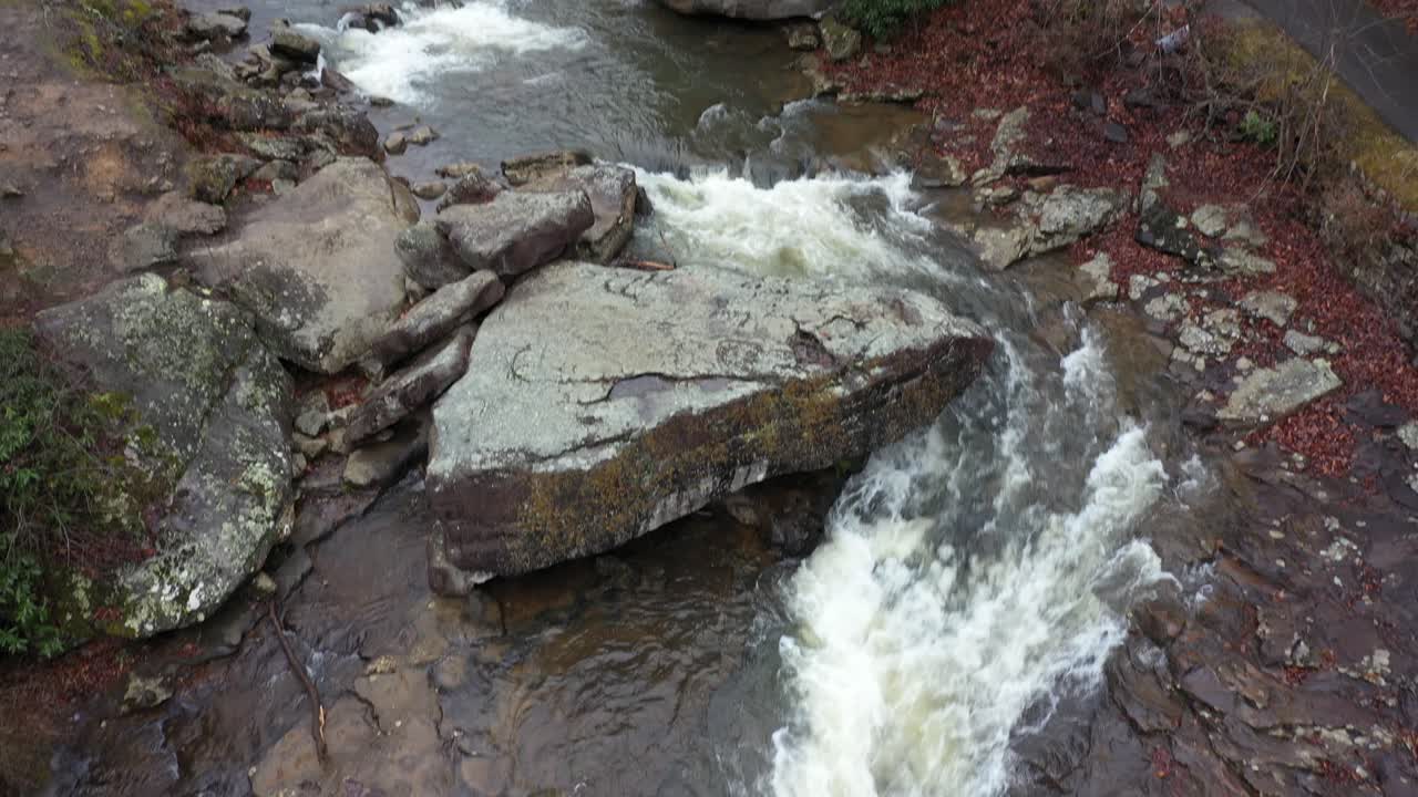 molino inclinado hacia arriba del agua