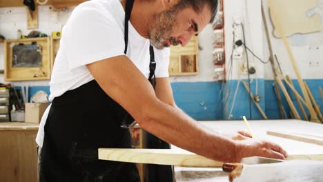 carpintero trabajando en su oficio