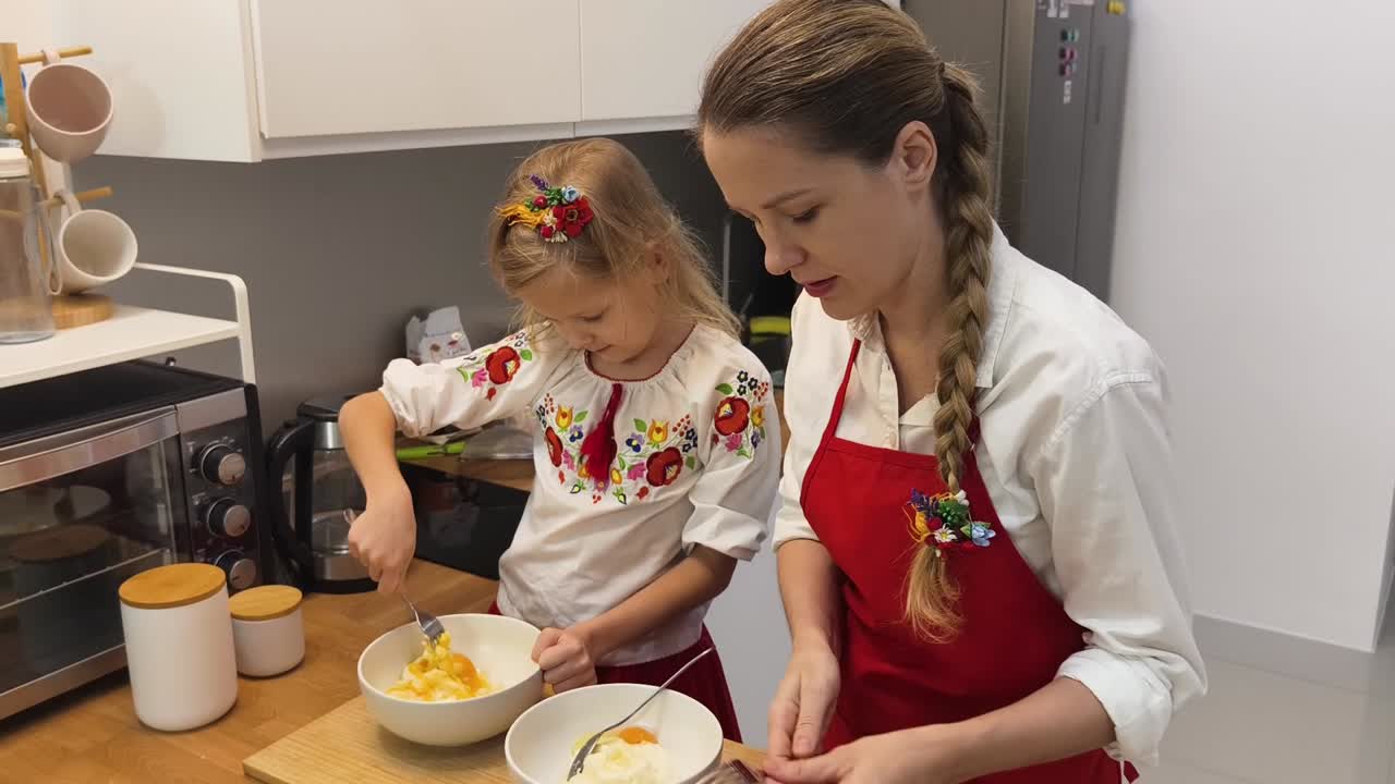 어머니 와 딸 이 함께 요리 하고 있다