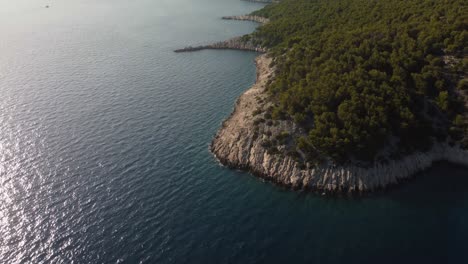 toma panorámica que revela playas salvajes únicas de la isla de brac en el mar adriático, croacia