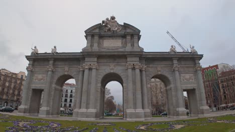 Tiro-De-Seguimiento-Con-Plataforma-Rodante-De-La-Puerta-De-Alcalá-En-Madrid,-España.