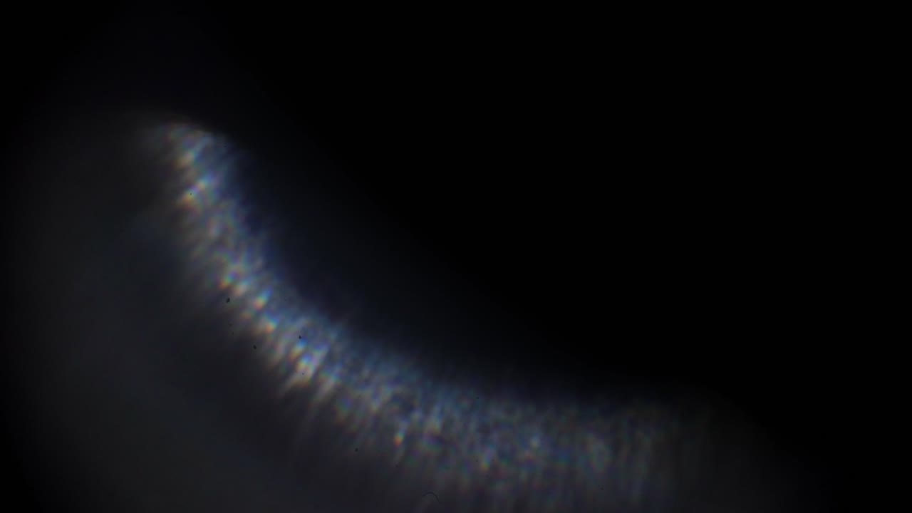 Sovrapposizione astratta prismatica di perdita di luce su sfondo nero
