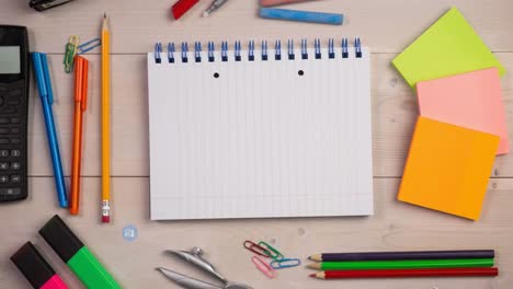 animación del texto de venta de regreso a la escuela en un círculo azul que se mueve sobre la papelería escolar en madera