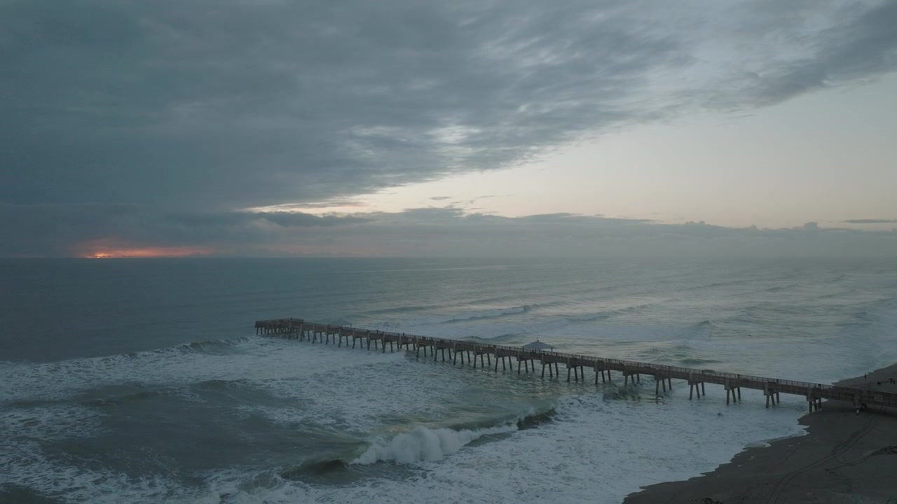 Tidlig morgen droneflyvning på stranden i Florida, beliggende ved Jupiter Pier