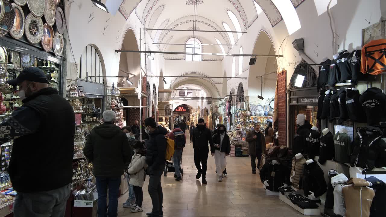 가을의 울창한 숲