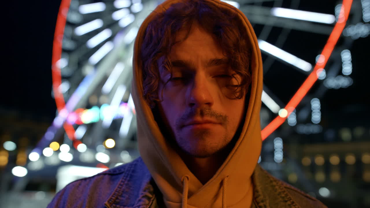 hombre cansado mirando la cámara en el centro de la ciudad. hombre agotado parpadeando en la calle.