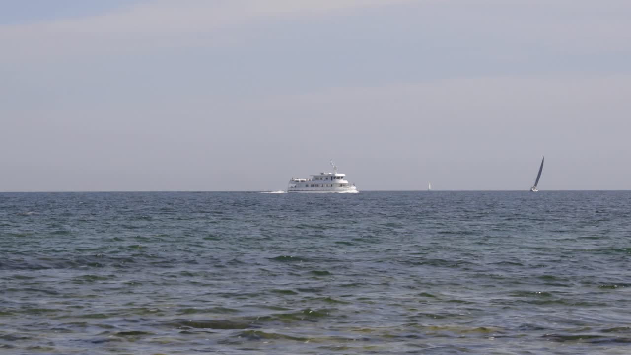 독일의 ruegen rügen에 있는 분필 절벽, 아름다운 화창한 날에 mecklemburg vorpommern