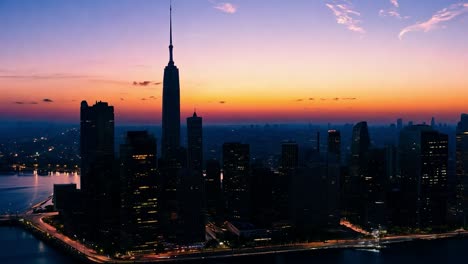 el amanecer ilumina el horizonte de la ciudad de nueva york, proyectando sombras sobre el east river y destacando el empire state building.