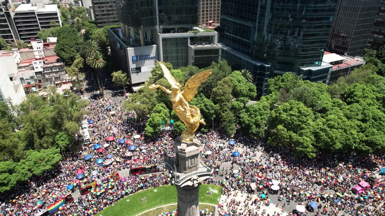 tomada aérea de drones del ángel de la independencia durante el desfile del orgullo 2023 en méxico