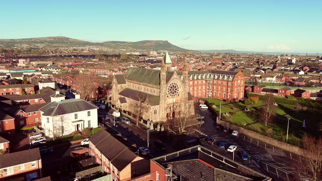 Vídeo aéreo rotativo amplo em 4K a 60 FPS do Mosteiro Clonard em West Belfast, Irlanda do Norte. Produzido com cor Rec709